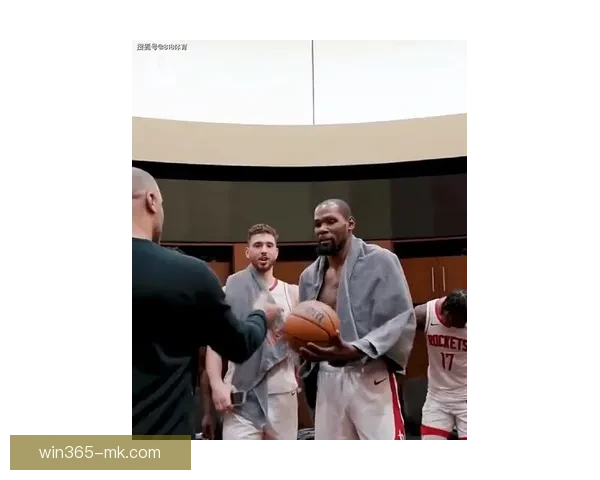 开心庆祝！火箭队更衣室泼水祝贺杜兰特 乌度卡将比赛用球交给阿杜